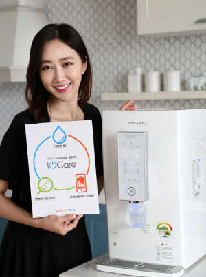 삼성전자·LG전자 등 대기업과 코웨이, 동양매직, 대유위니아, 위닉스 등 주요 가전 제조사가 사물인터넷(IoT)을 적용한 스마트홈 가전을 잇따라 선보이고 있다. 다만 여전히 표준 단일화가 이뤄지지 않았고 실제 소비자들이 사용하는 환경상 제약이 따르고 있어 업계 고민도 계속된다. 사진은코웨이가 올해부터 선보이기 시작한 IoT 기반 지원 서비스를 모델이 소개하는 모습.   코웨이 제공